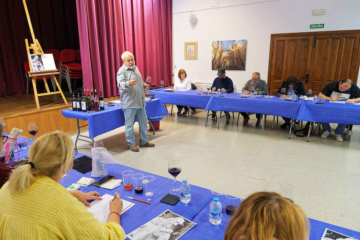 Manuel Buendía imparte una clase magistral de pintura con vino para celebrar el Día del Enoturismo en Argamasilla de Alba